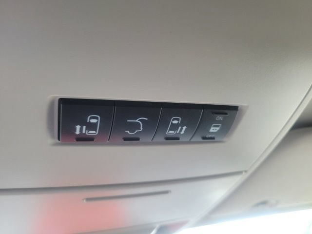 Used 2016 Dodge Grand Caravan SXT w/ UConnect Hands-Free Group FWD image 15