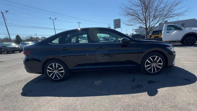 Used 2025 Volkswagen Jetta SE image 9