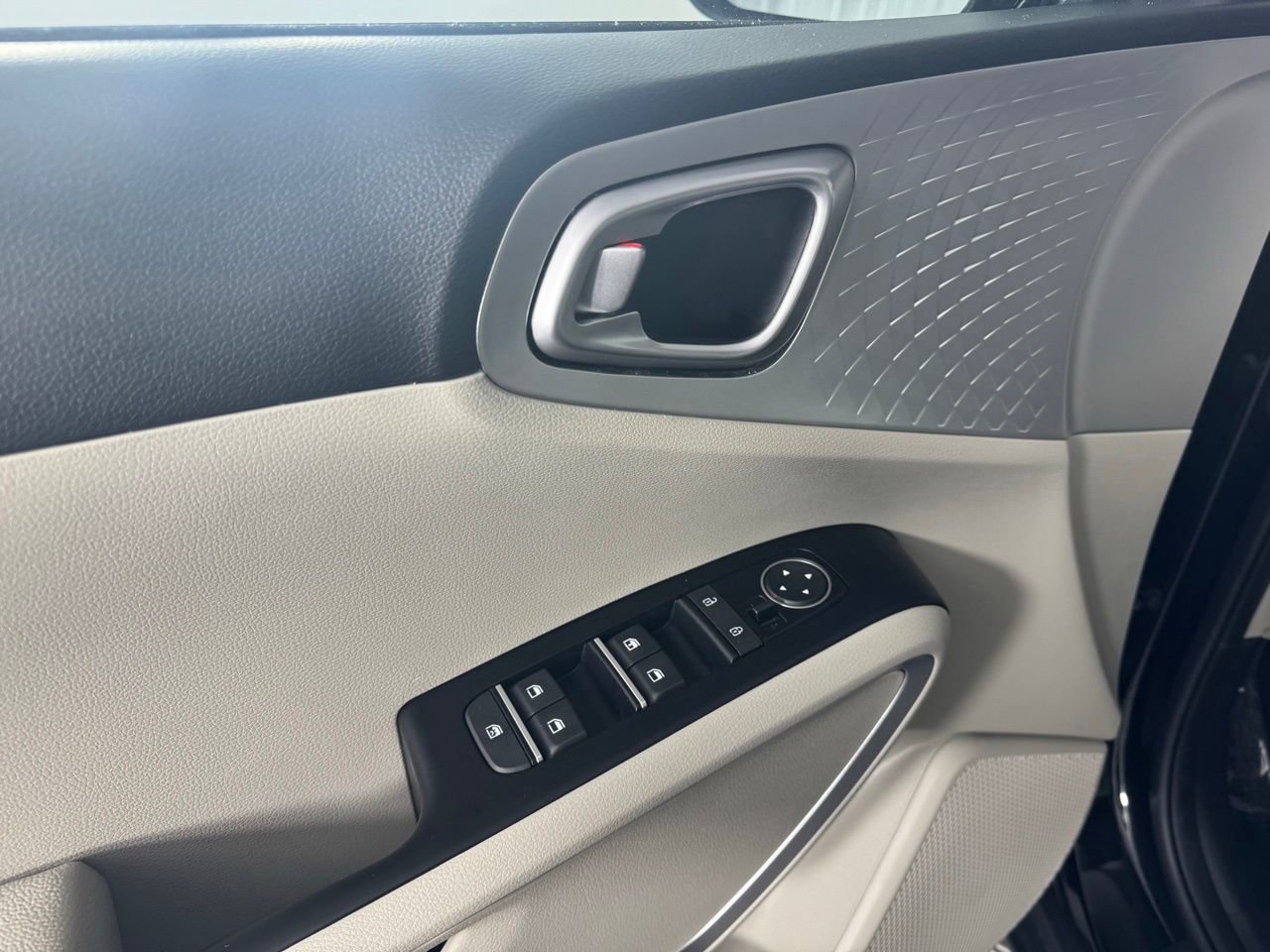 Used 2025 Kia Soul LX w/ LX Technology Package FWD image 15