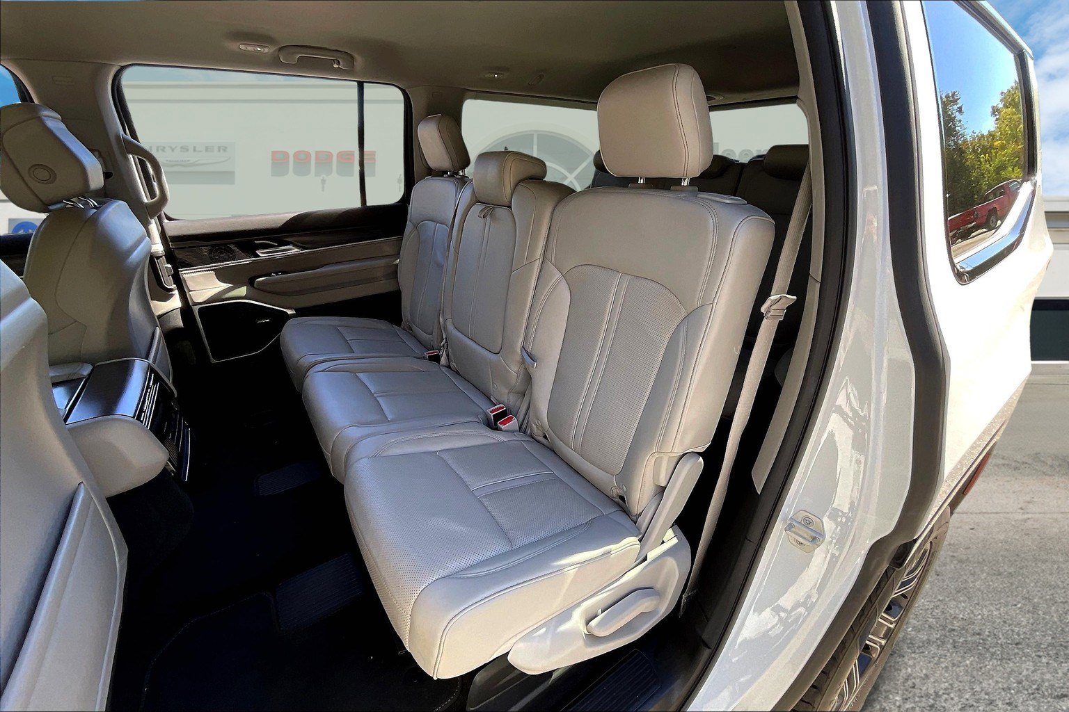 Used 2024 Jeep Wagoneer Series II w/ Flexible Seating Group image 23