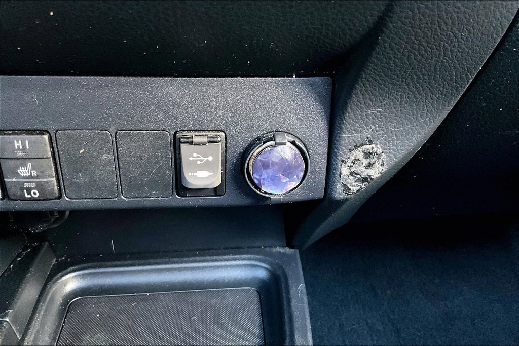 Used 2018 Toyota RAV4 SE w/ Advanced Technology Package image 16