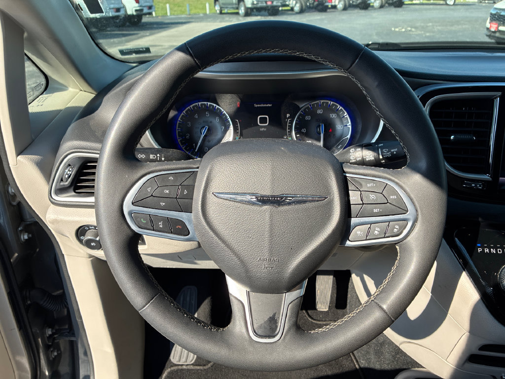 Used 2023 Chrysler Pacifica Touring-L FWD image 17
