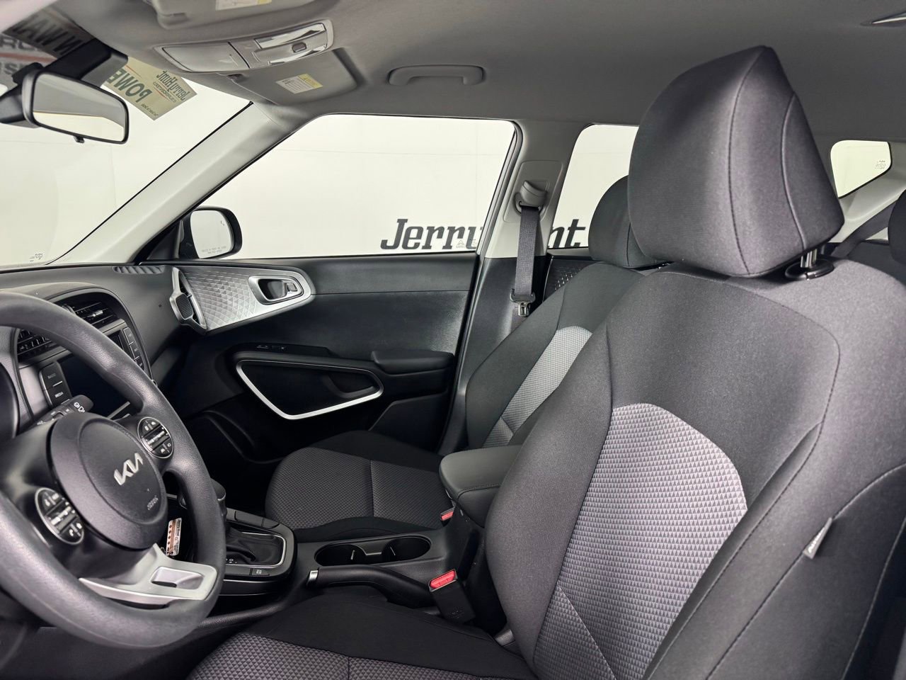 Used 2025 Kia Soul LX w/ LX Technology Package FWD image 17