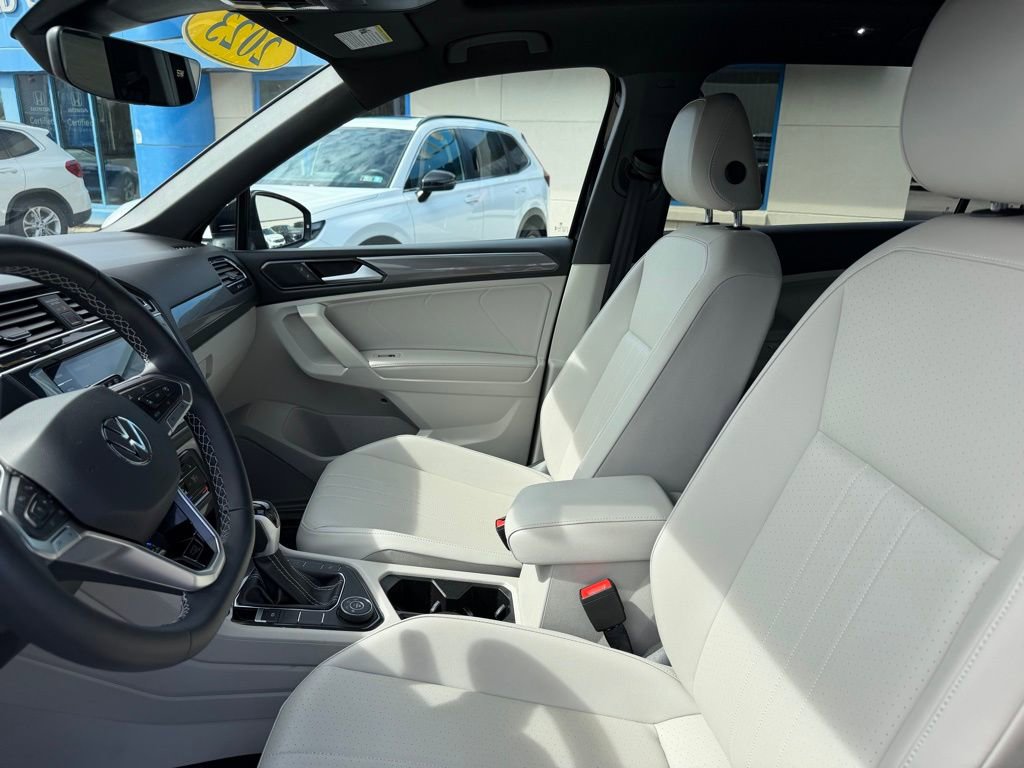 Used 2023 Volkswagen Tiguan SE R-Line image 8