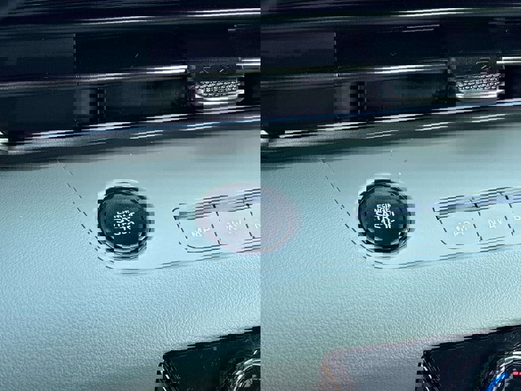 Used 2024 Hyundai Elantra Limited image 30