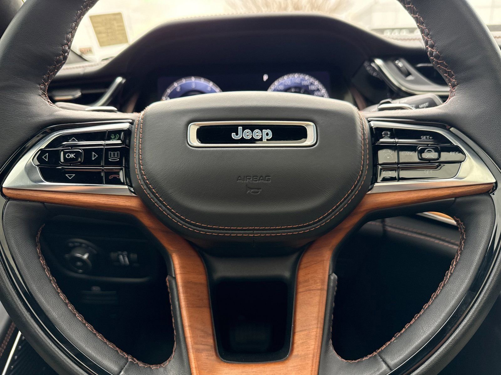 Used 2023 Jeep Grand Cherokee L Summit image 30