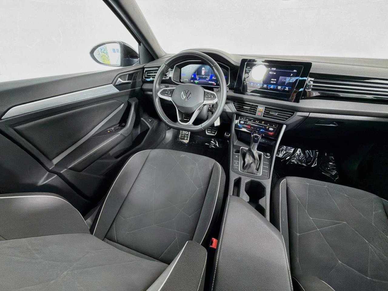 Used 2025 Volkswagen Jetta Sport FWD image 11