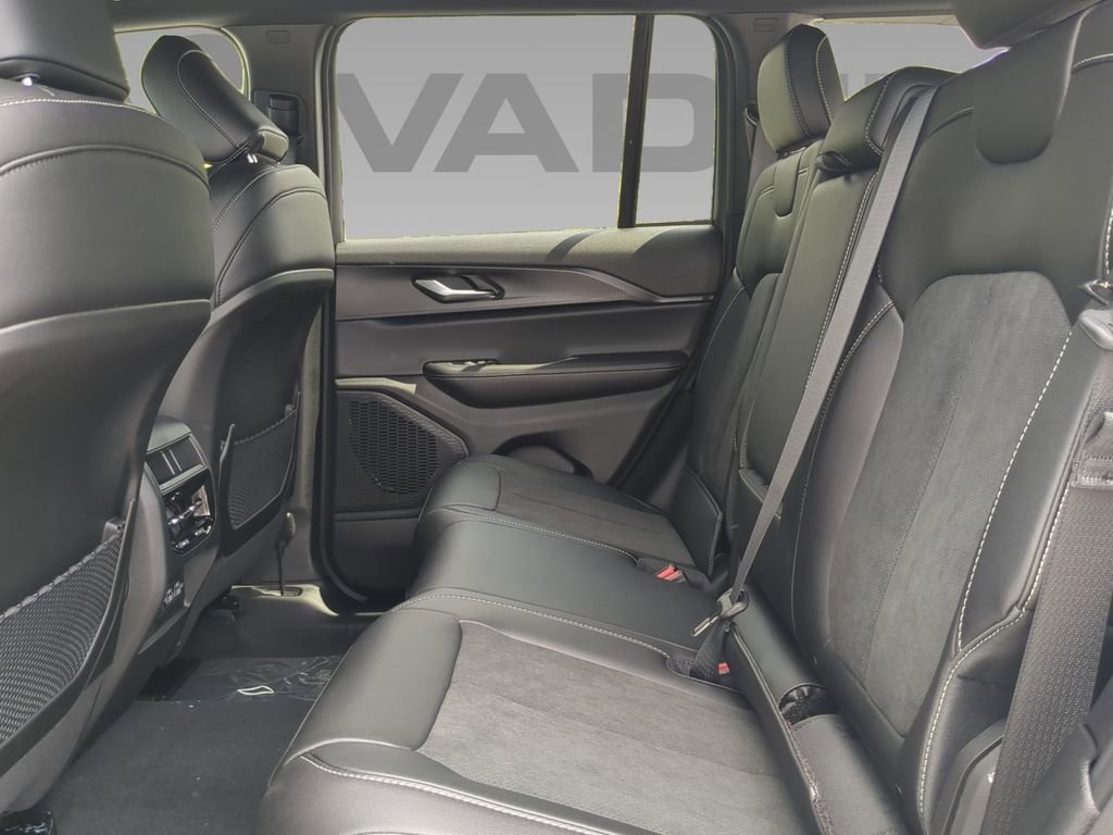 New 2025 Jeep Grand Cherokee Altitude image 13