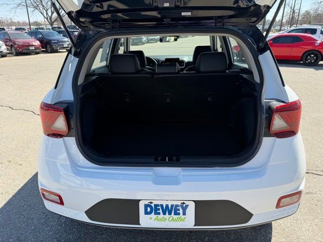 Used 2023 Hyundai Venue Limited image 15