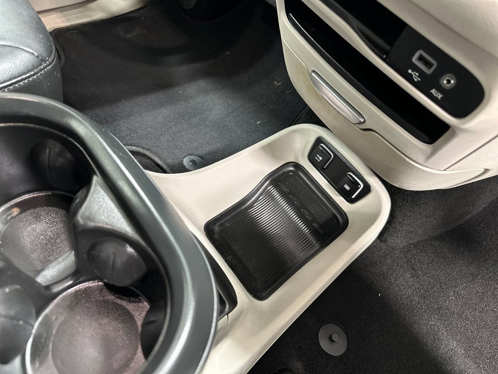 Used 2018 Chrysler Pacifica Touring-L FWD image 21