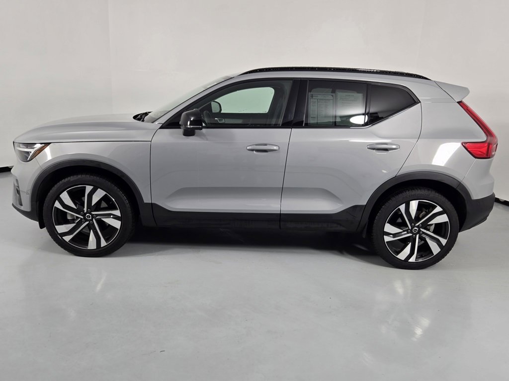 Used 2024 Volvo XC40 B5 Ultimate w/ Climate Package image 4