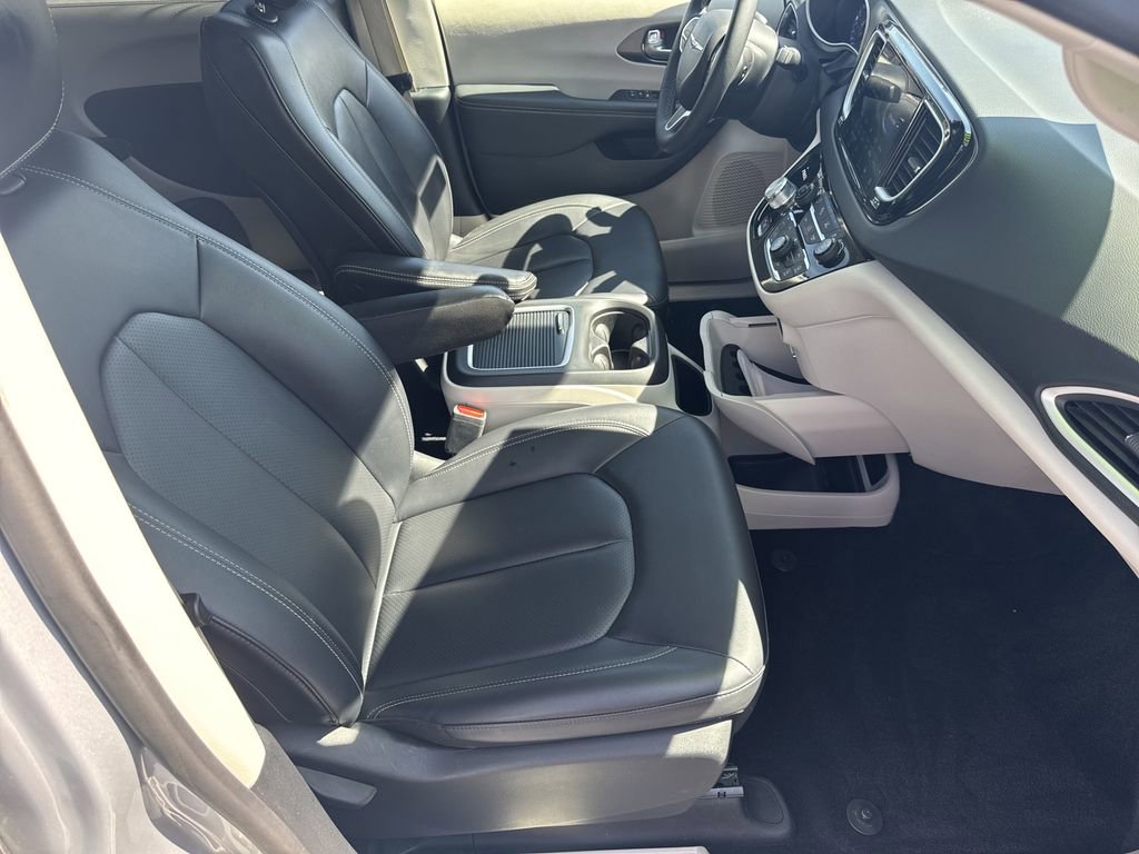 Used 2024 Chrysler Pacifica Touring-L image 13