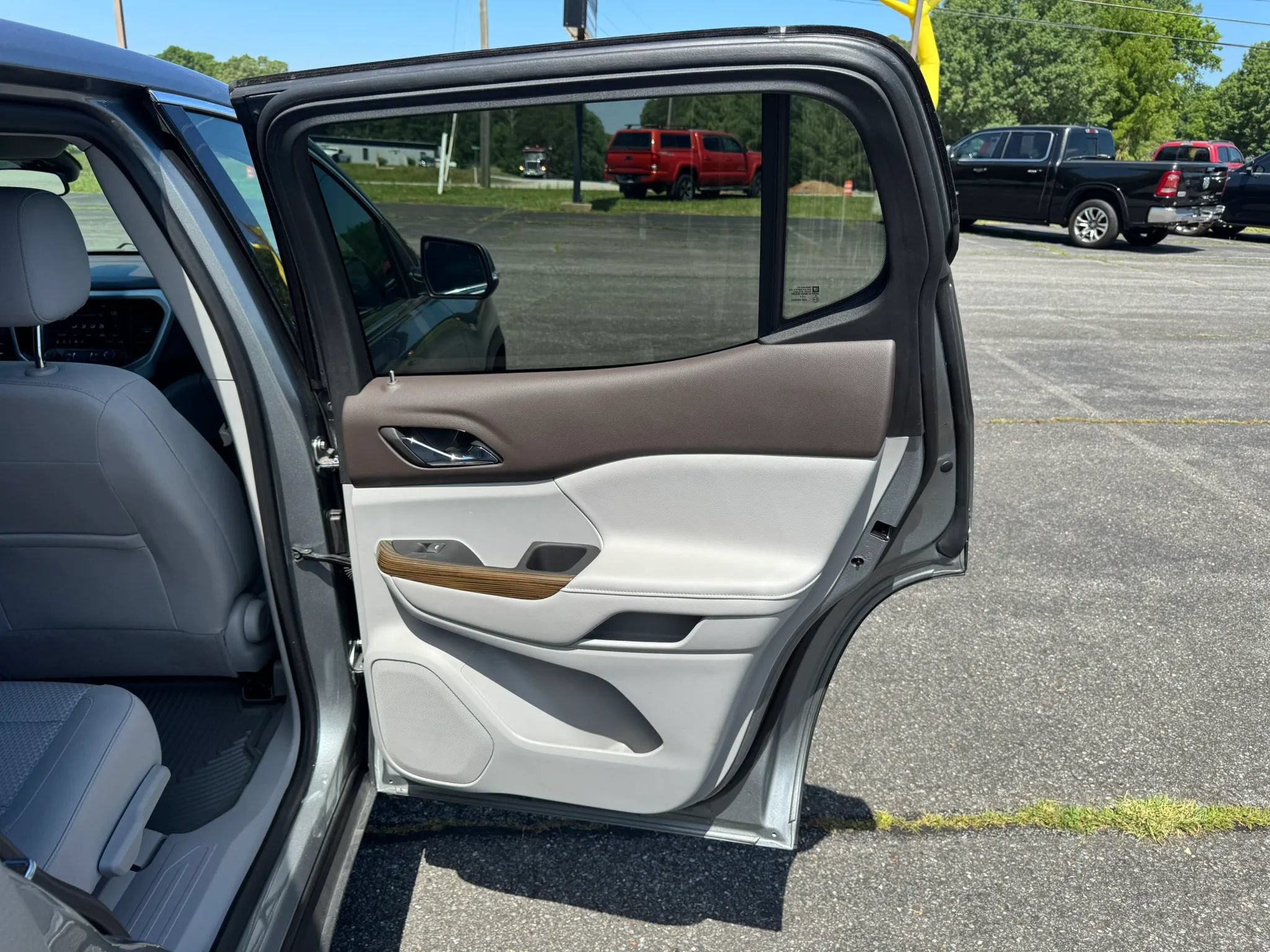 Used 2023 GMC Acadia SLE AWD/4WD image 45