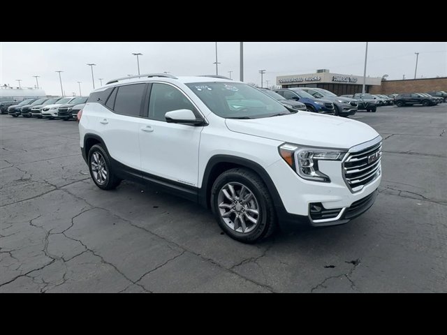 Certified 2024 GMC Terrain SLT w/ Infotainment Package II image 2