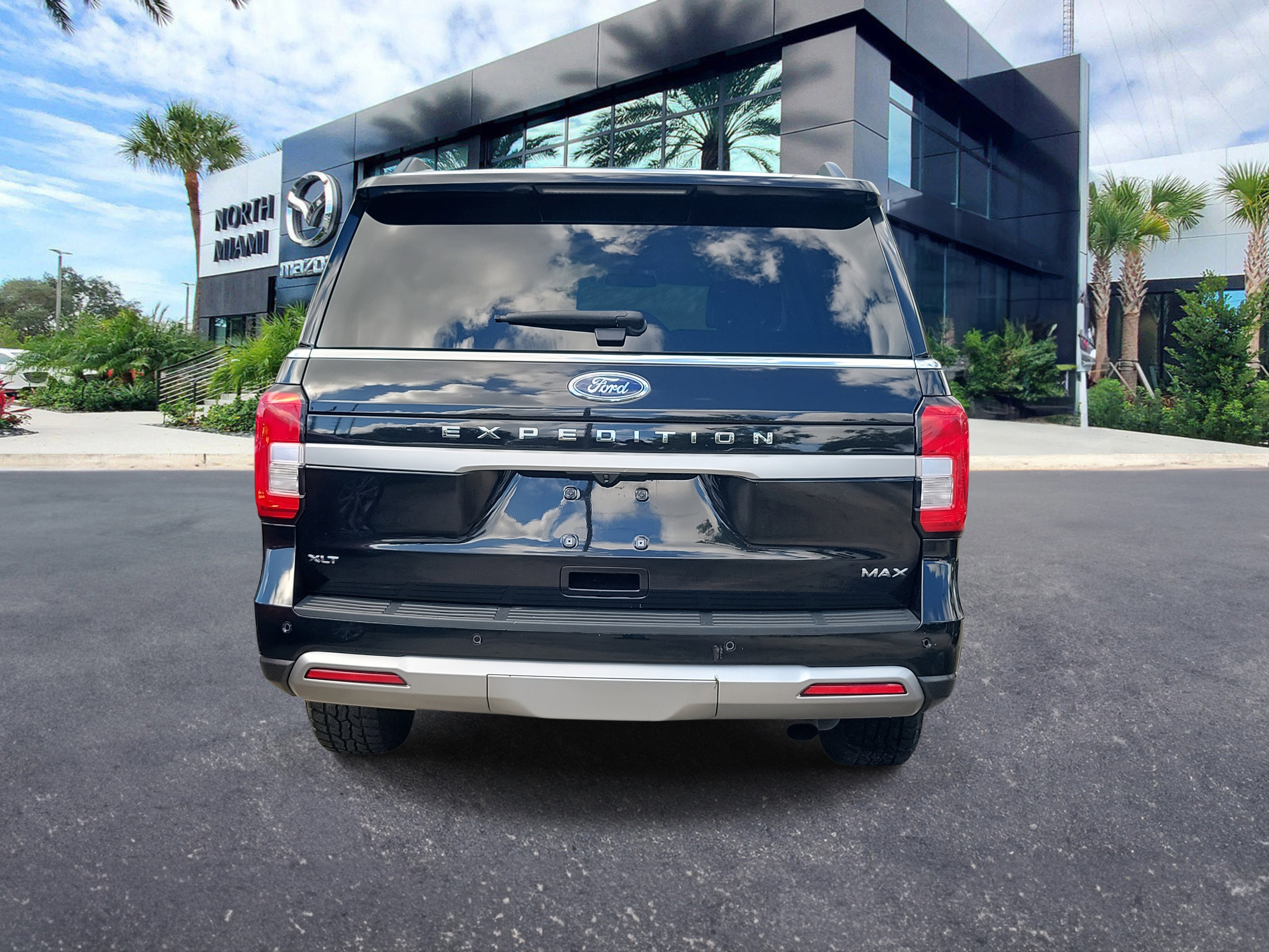 Used 2024 Ford Expedition Max XLT image 4