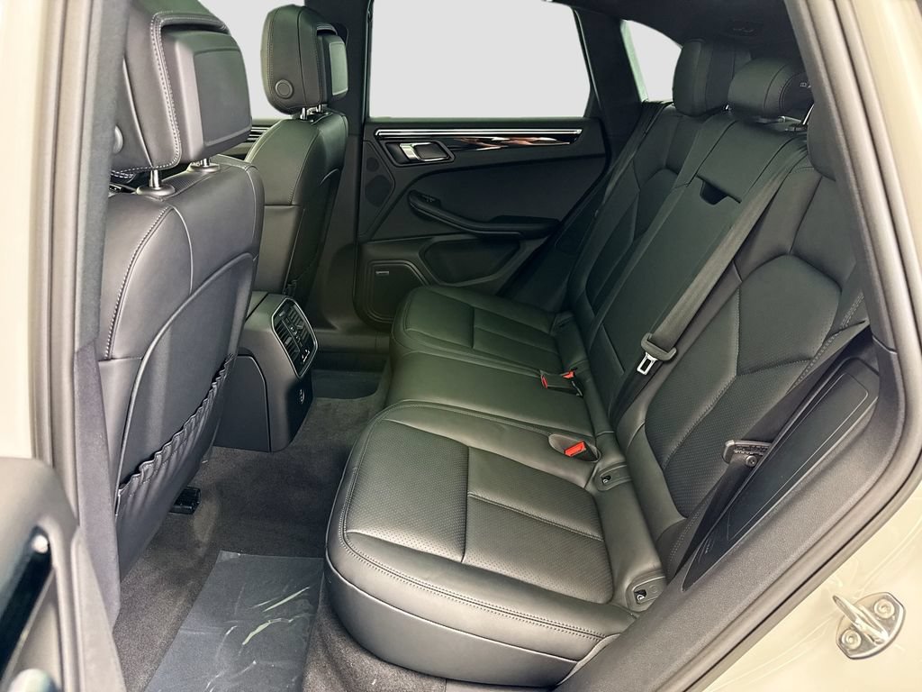 Used 2026 Porsche Macan AWD/4WD image 18