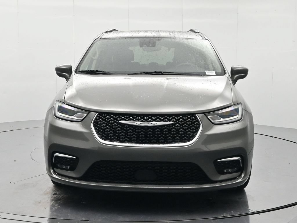 Used 2022 Chrysler Pacifica Touring-L FWD image 2
