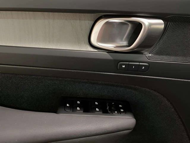 Used 2025 Volvo XC40 B5 Core image 40