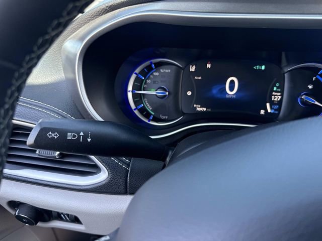 Used 2024 Chrysler Pacifica Limited FWD image 32