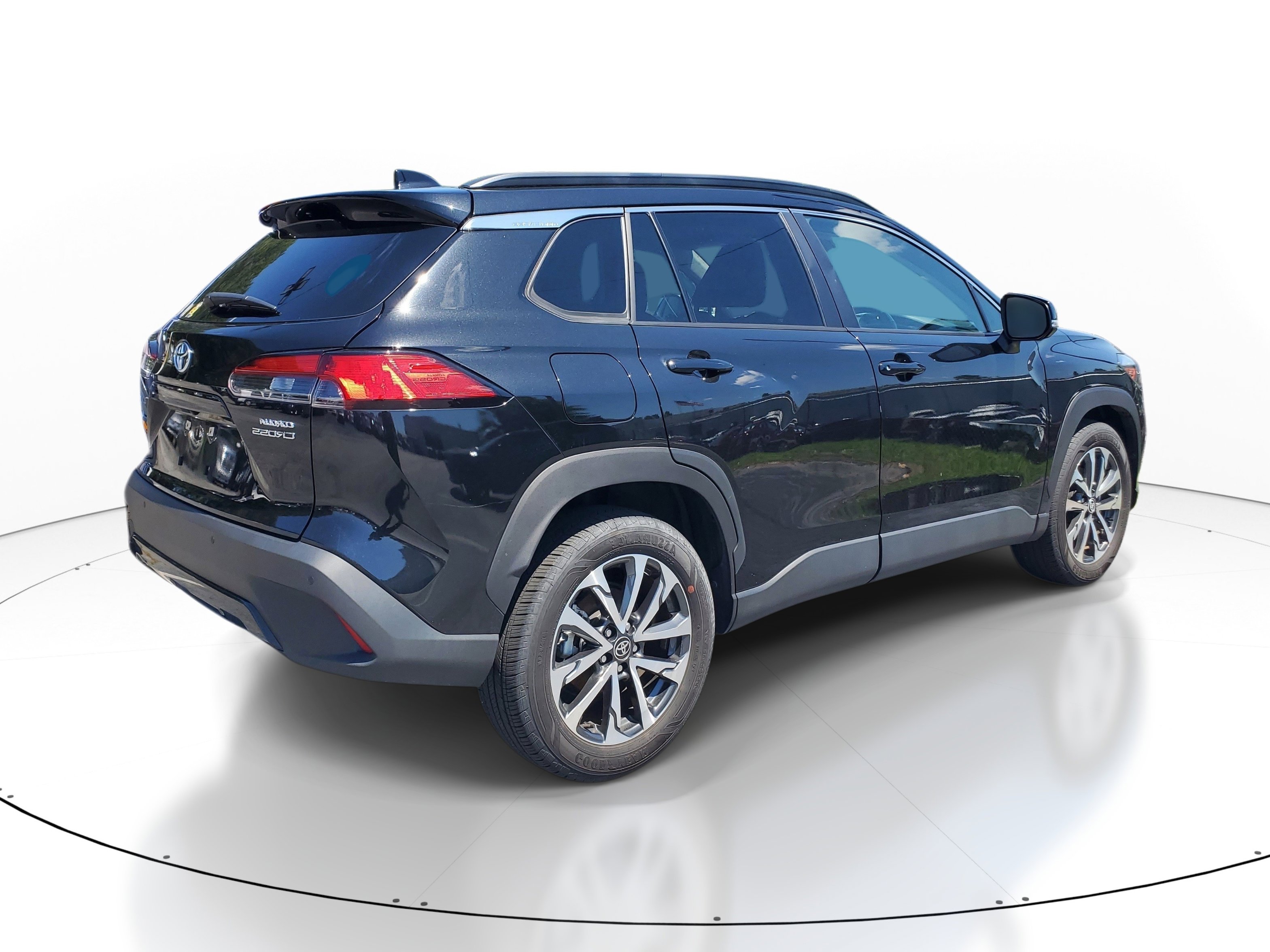 Used 2023 Toyota Corolla Cross XLE AWD/4WD image 5