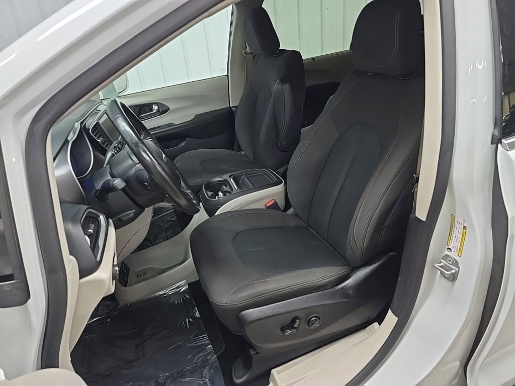 Used 2020 Chrysler Pacifica Touring w/ Tire & Wheel Group image 28