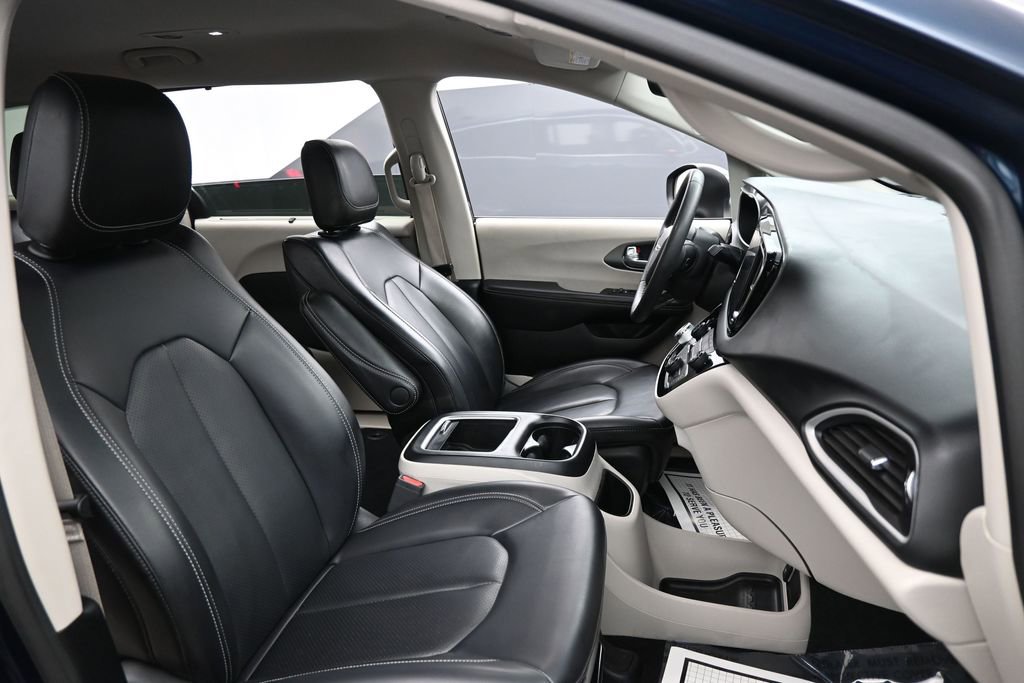 Used 2023 Chrysler Pacifica Touring-L FWD image 31