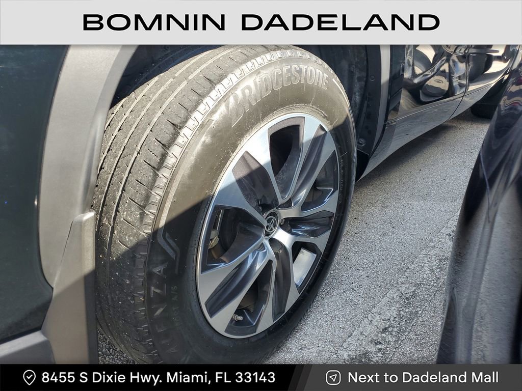 Used 2024 Toyota Highlander LE image 11