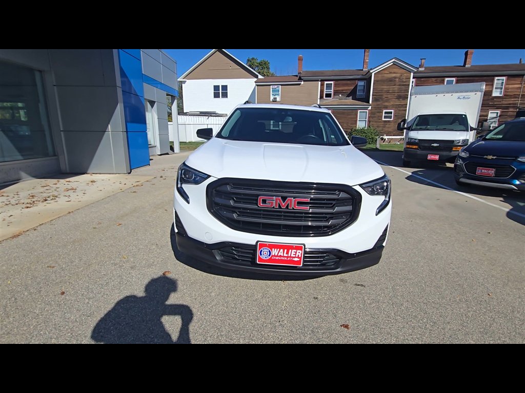 Used 2021 GMC Terrain SLE w/ Driver Convenience Package image 3