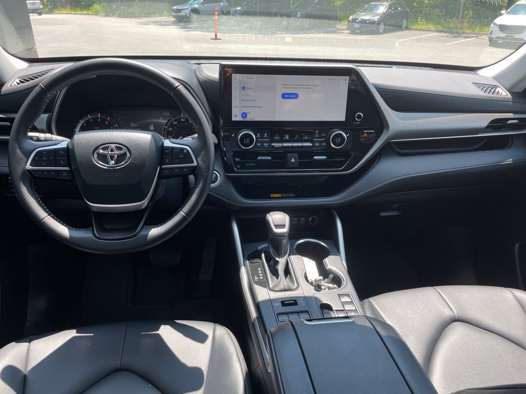 Used 2025 Toyota Highlander XLE AWD/4WD image 9