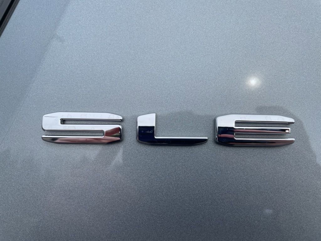 Used 2023 GMC Acadia SLE image 9