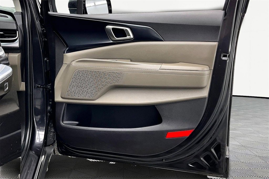 Used 2025 Kia Carnival image 24