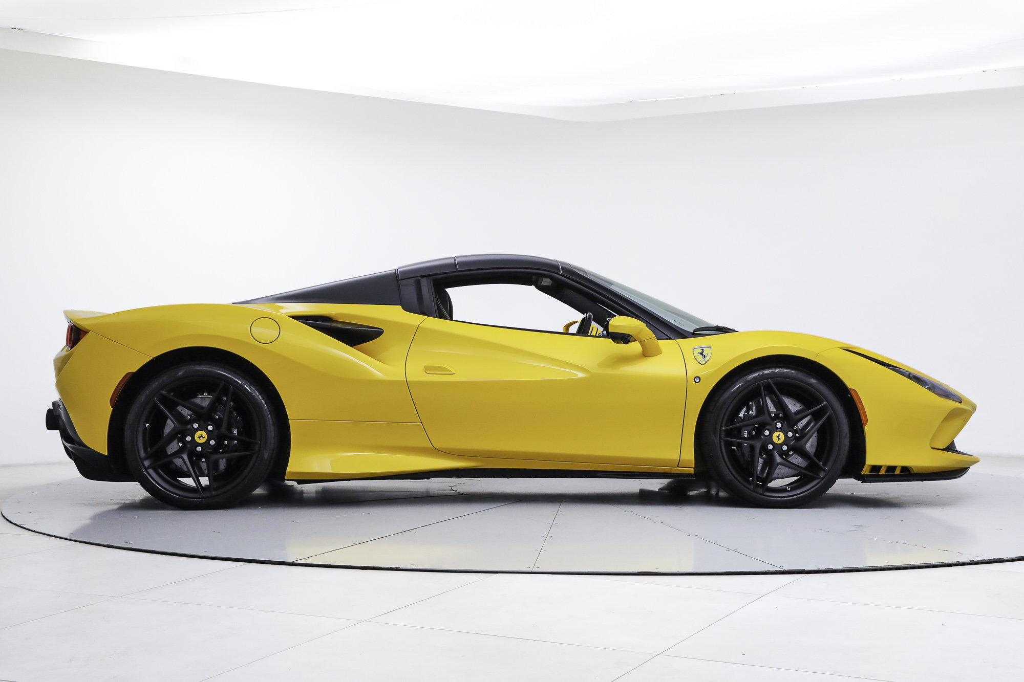 Certified 2022 Ferrari F8 Tributo RWD image 11