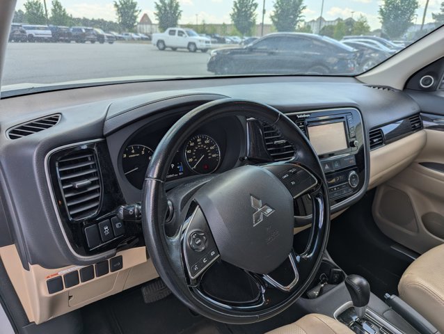 Used 2016 Mitsubishi Outlander SE image 12