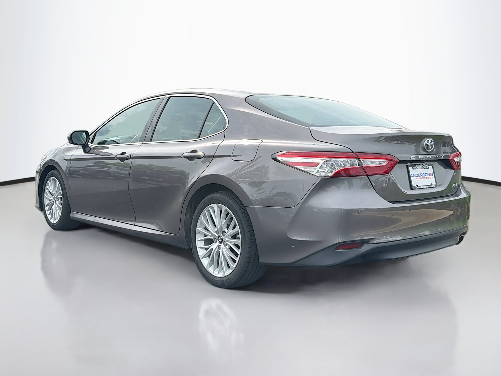 Used 2018 Toyota Camry XLE FWD image 2