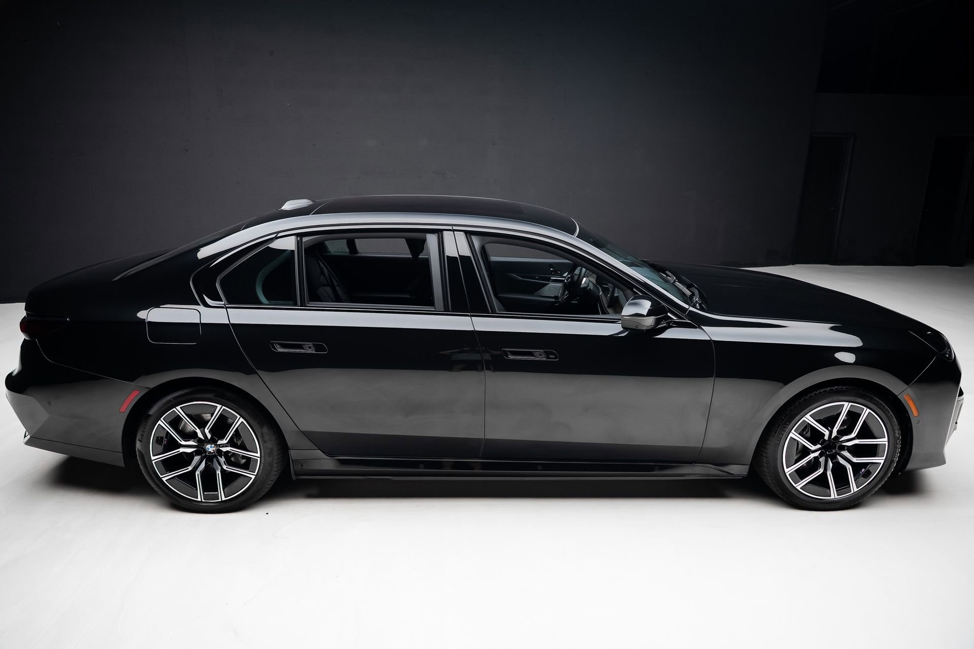 Used 2023 BMW i7 xDrive60 w/ Executive Package 2 AWD/4WD image 35