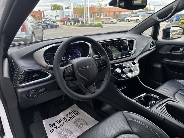 Used 2023 Chrysler Pacifica Limited w/ Uconnect Theater Family Group FWD image 49
