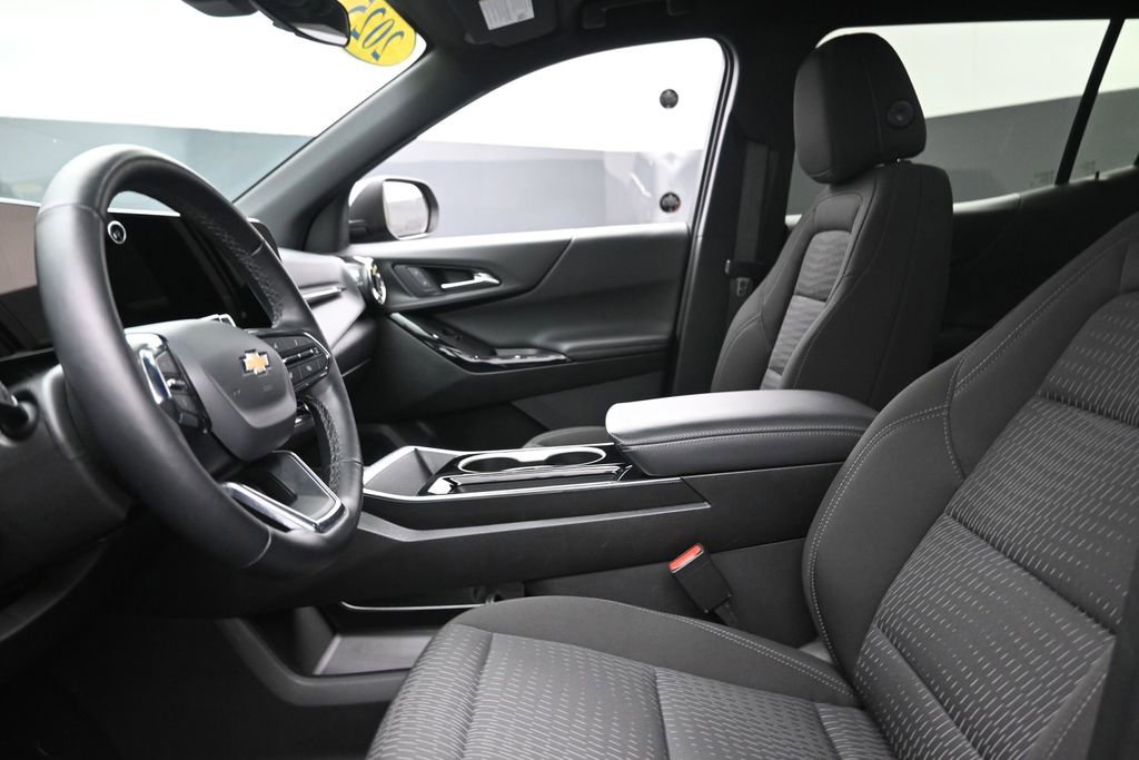 Used 2025 Chevrolet Equinox LT FWD image 13
