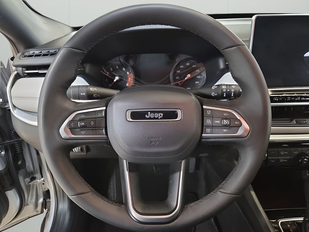 Used 2025 Jeep Compass Limited image 14