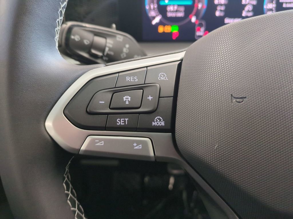 New 2026 Volkswagen Tiguan SE image 18