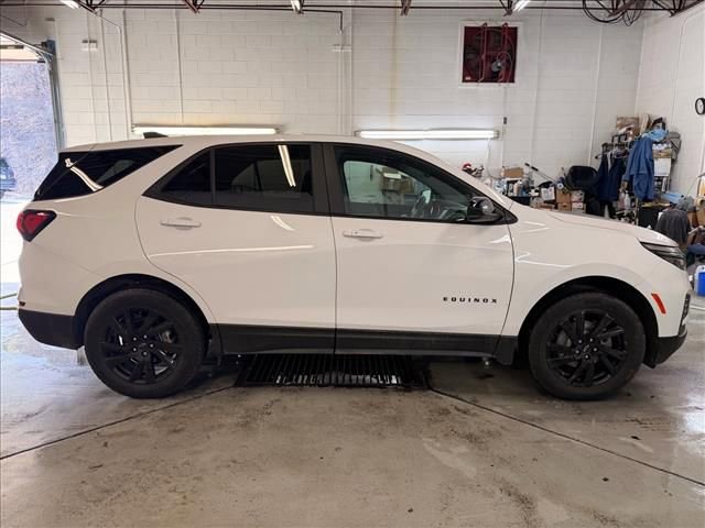 Used 2024 Chevrolet Equinox LS w/ LS Convenience Package image 3