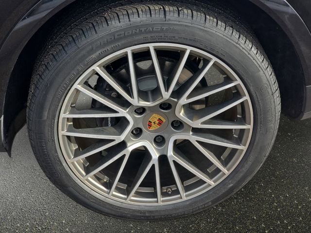 Used 2023 Porsche Cayenne Platinum Edition image 35