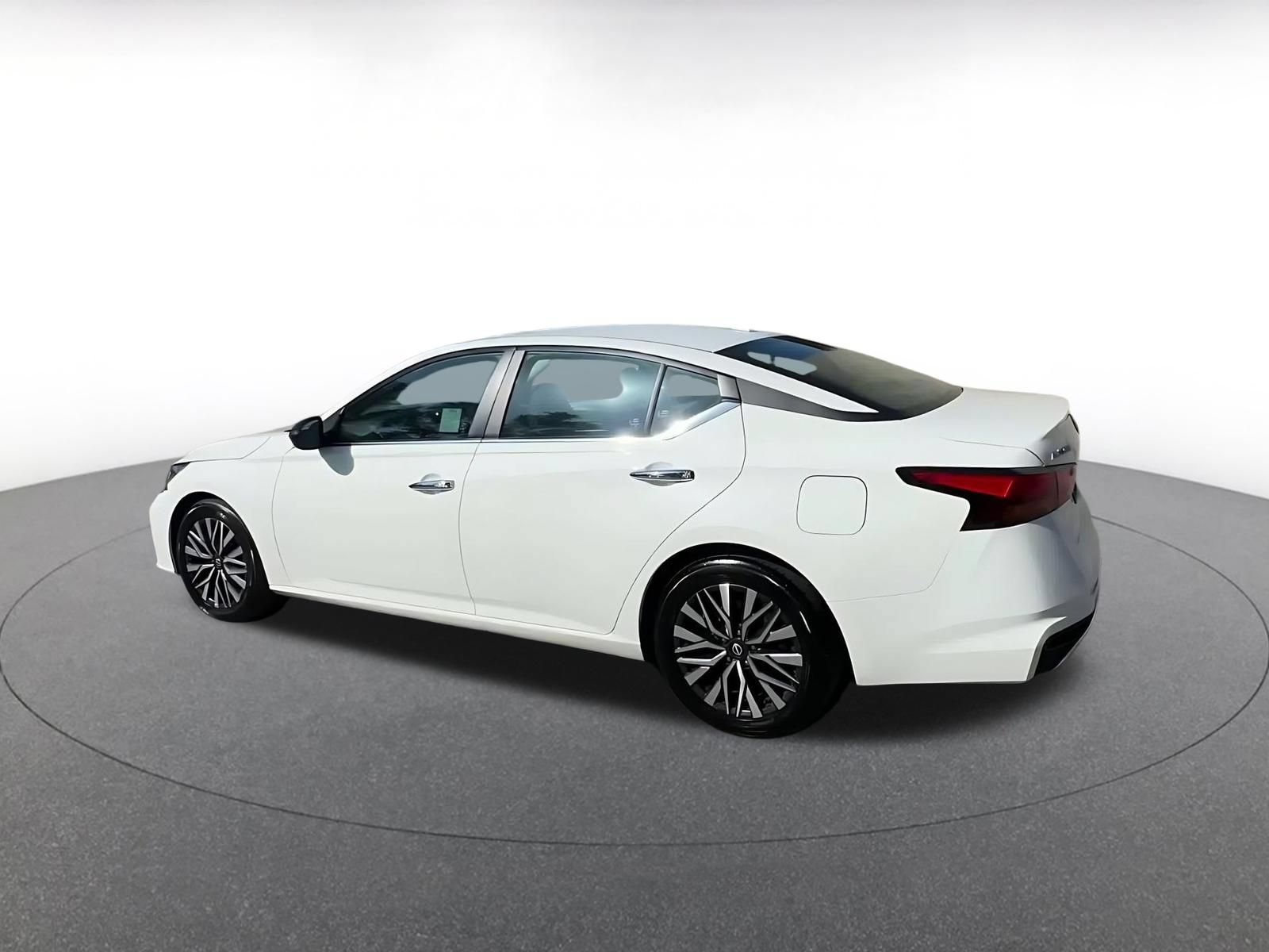 Used 2025 Nissan Altima 2.5 SV FWD image 9