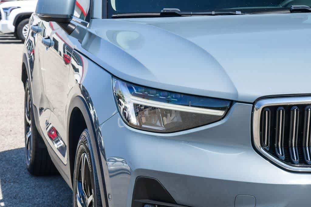 Used 2023 Volvo XC40 B5 Plus AWD/4WD image 4