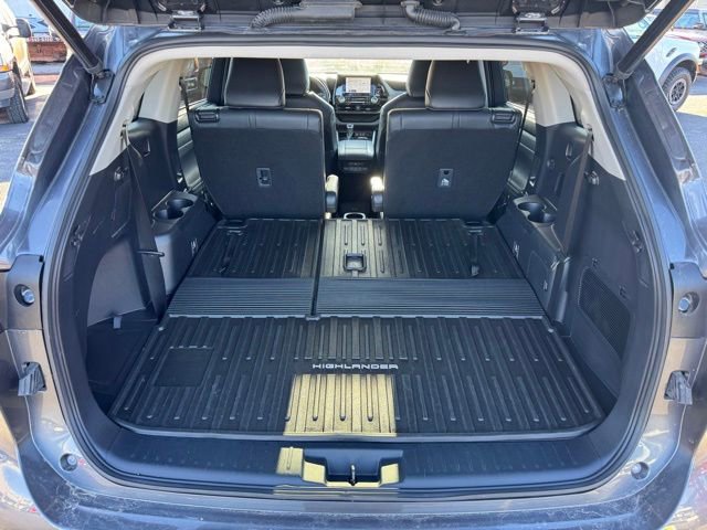 Used 2023 Toyota Highlander XLE image 32