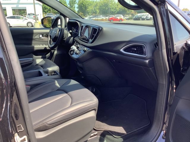 Used 2025 Chrysler Voyager LX FWD image 35