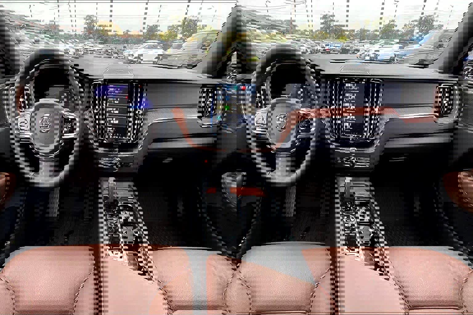 Used 2025 Volvo XC60 T8 Plus w/ Protection Package Premier image 17