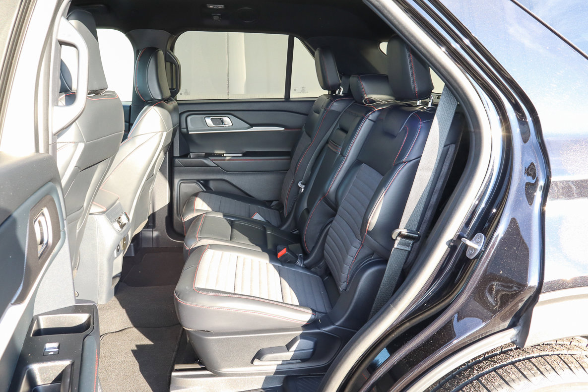 Used 2025 Ford Explorer ST-Line w/ ST-Line Street Pack image 8