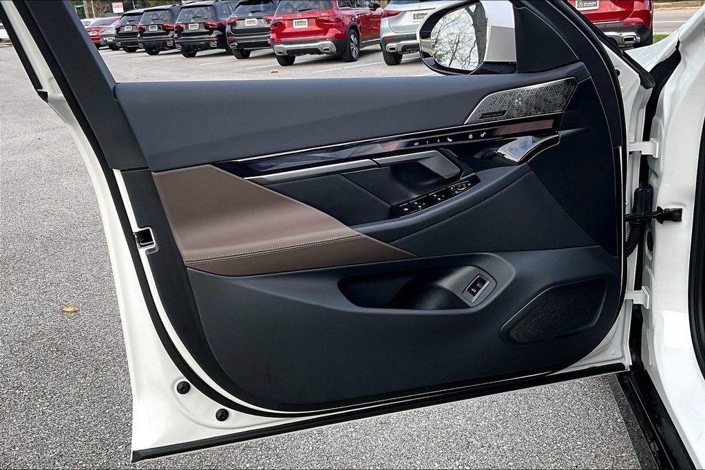 New 2026 BMW 550e xDrive image 13