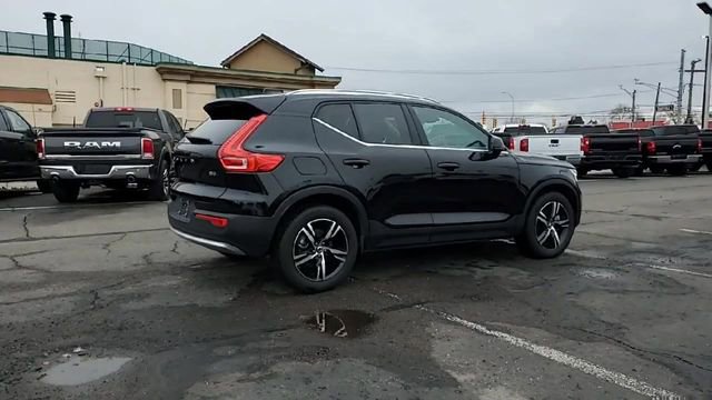 Used 2025 Volvo XC40 B5 Core image 8