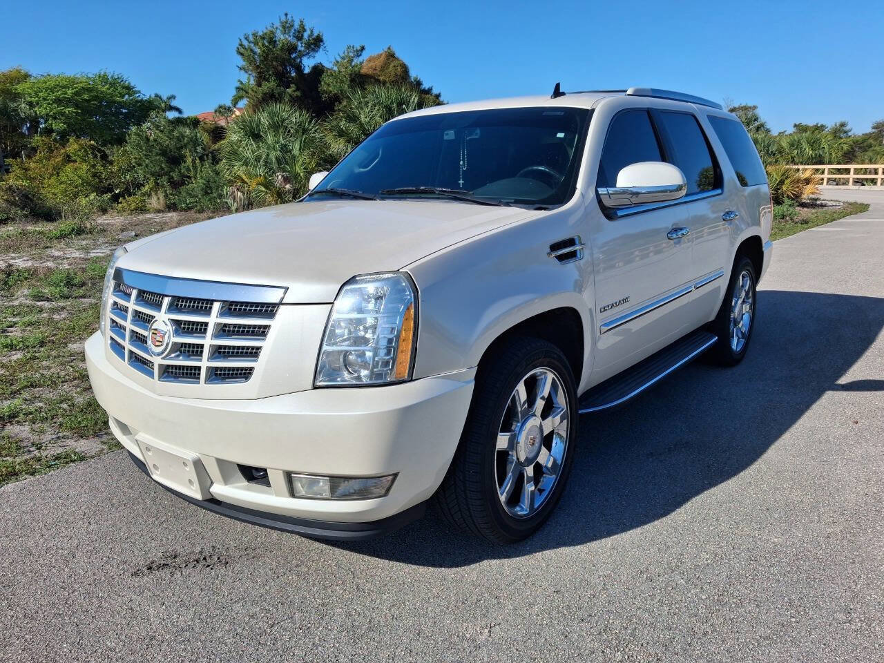Used 2013 Cadillac Escalade Luxury RWD image 2